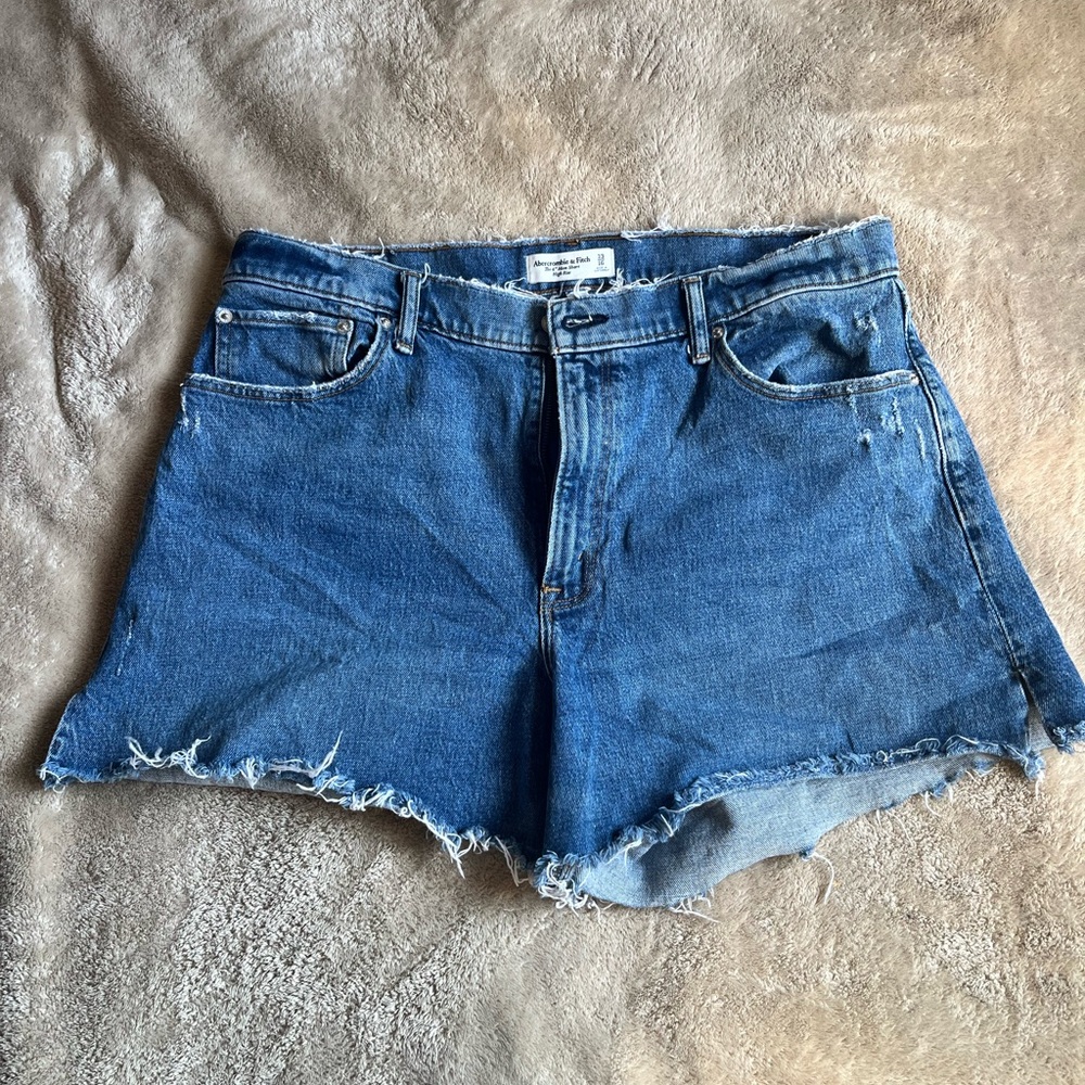 Abercrombie Cuve Love 4” High Rise Mom Short - Size 16/33 - Like New